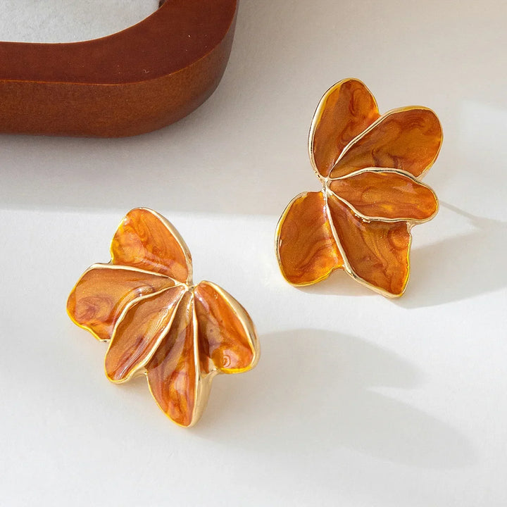 Brincos Pendentes Elegantes com Pétalas de Esmalte Vermelho