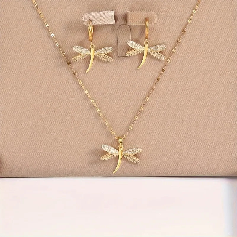 Colar Dourado com Libélula e Brincos Grátis