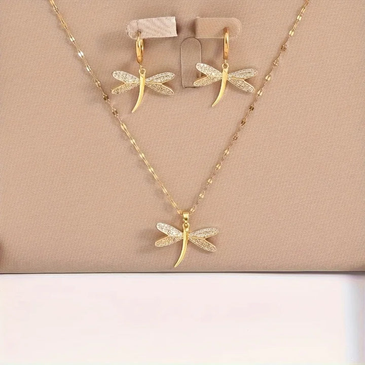 Colar Dourado com Libélula e Brincos Grátis