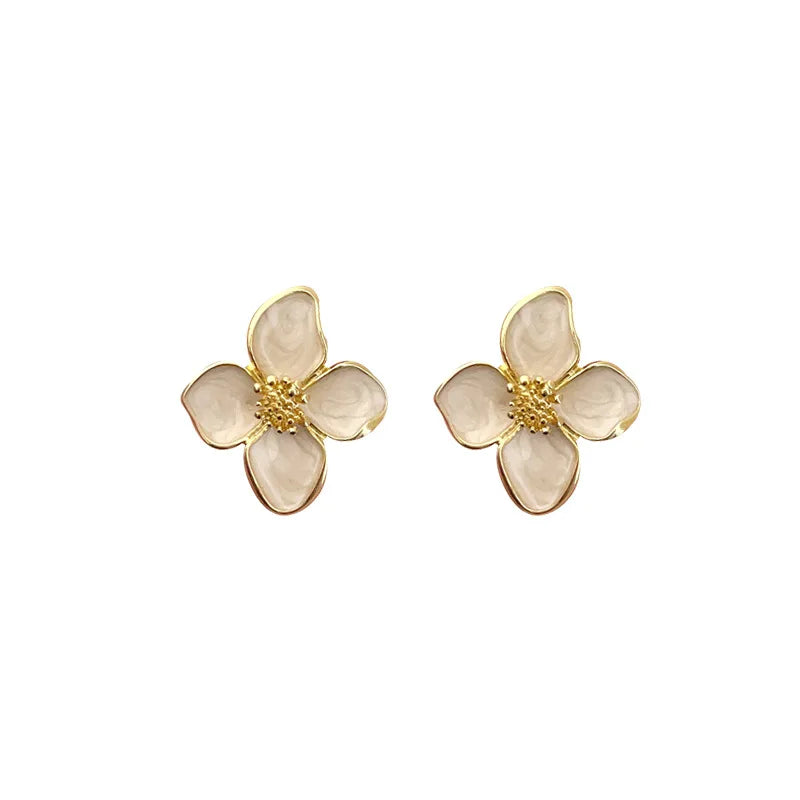 Brincos Elegantes com Flor de Esmalte Branco