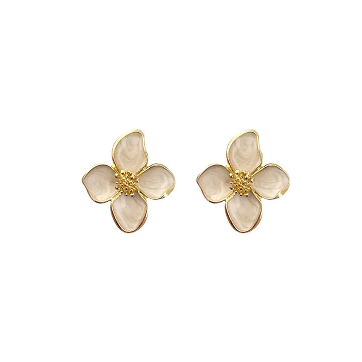 Brincos Elegantes com Flor de Esmalte Branco