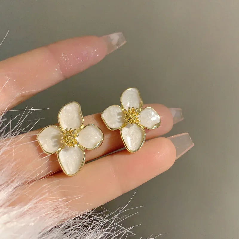 Brincos Elegantes com Flor de Esmalte Branco