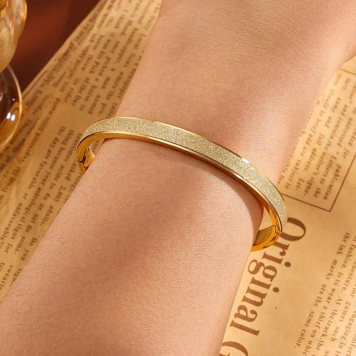 Braceletes Rígidas Douradas Elegantes e Minimalistas