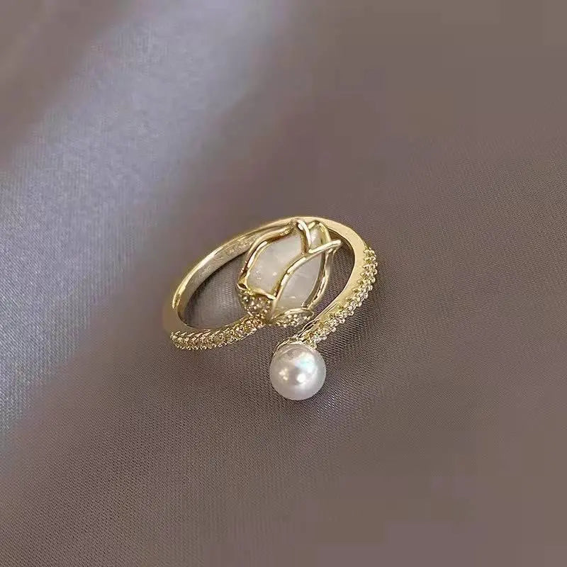 Anel Dourado Ajustável com Tulipa Branca e Pérola