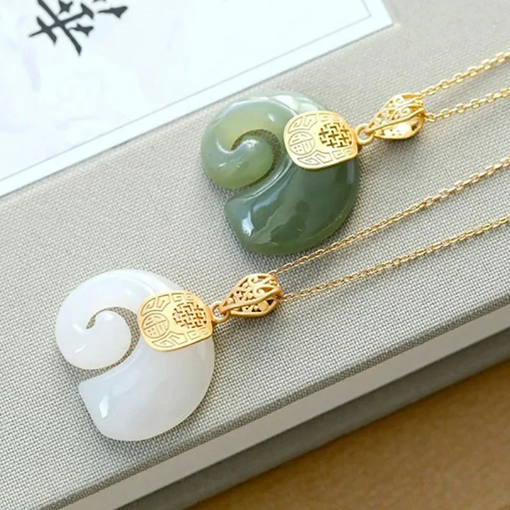 Colar com Pendente de Elefante em Jade Hetian – Corrente de Senhora Banhada a Ouro 18K