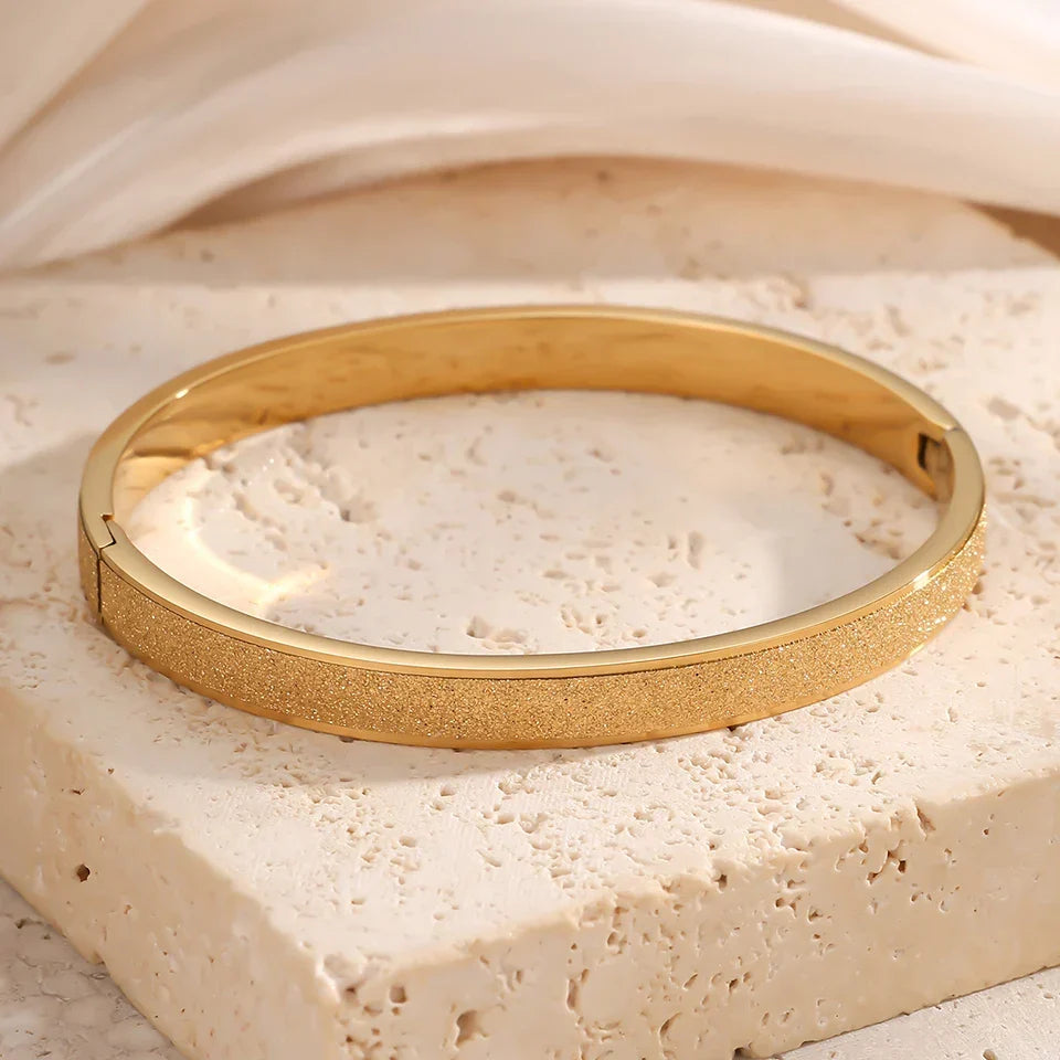 Braceletes Rígidas Douradas Elegantes e Minimalistas