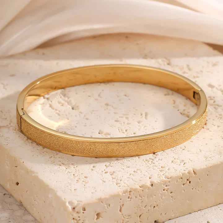 Braceletes Rígidas Douradas Elegantes e Minimalistas