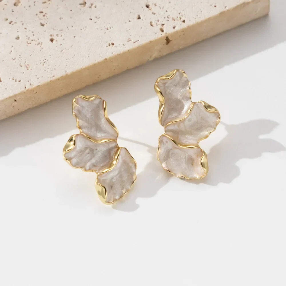 Brincos de Pressão Elegantes em Esmalte com Flor