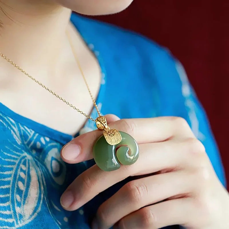 Colar com Pendente de Elefante em Jade Hetian – Corrente de Senhora Banhada a Ouro 18K