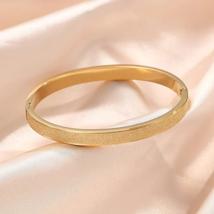 Braceletes Rígidas Douradas Elegantes e Minimalistas