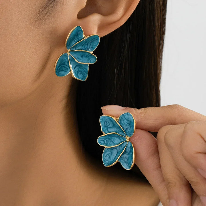 Brincos Pendentes Elegantes com Pétalas de Esmalte Vermelho