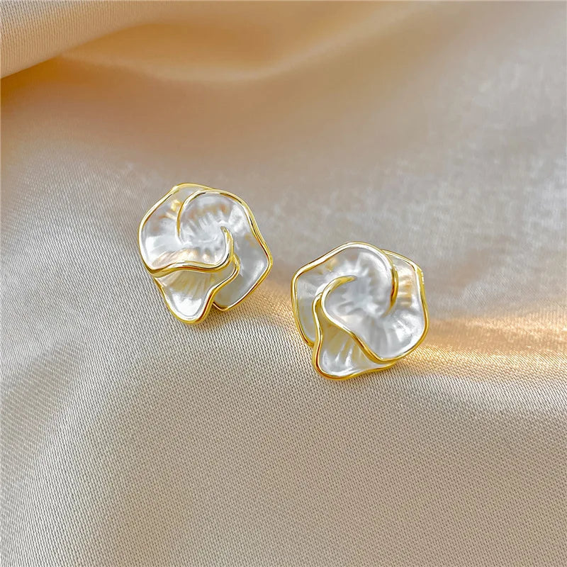 Brincos de Pressão Elegantes com Flor de Esmalte Branco em Camadas