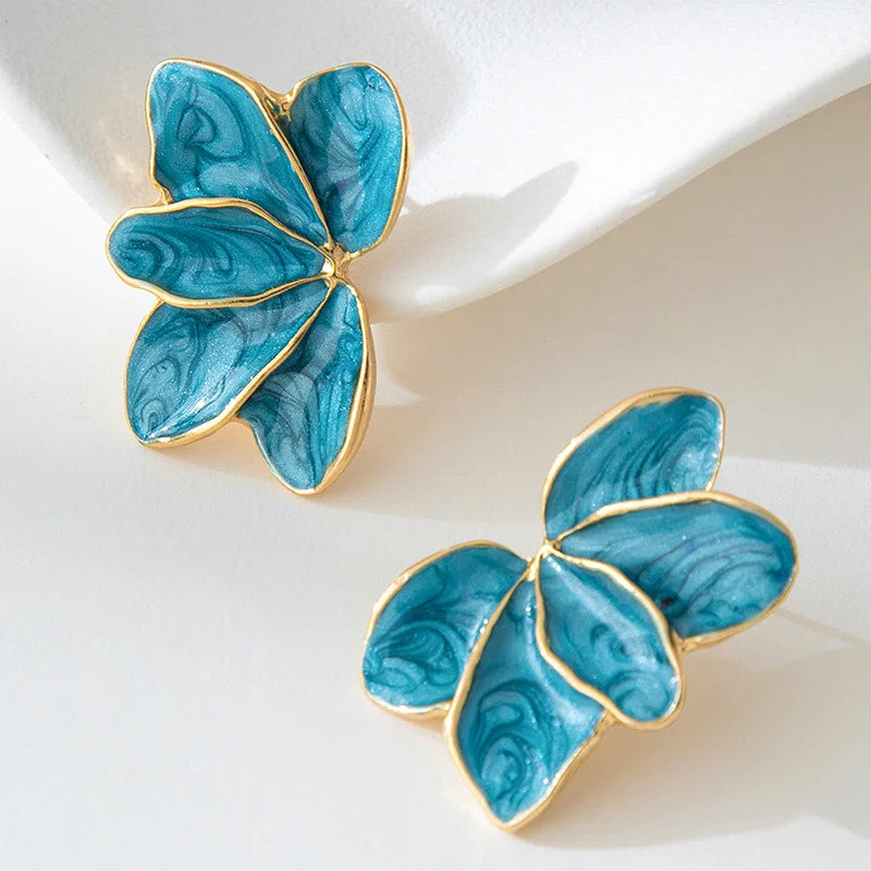 Brincos Pendentes Elegantes com Pétalas de Esmalte Vermelho