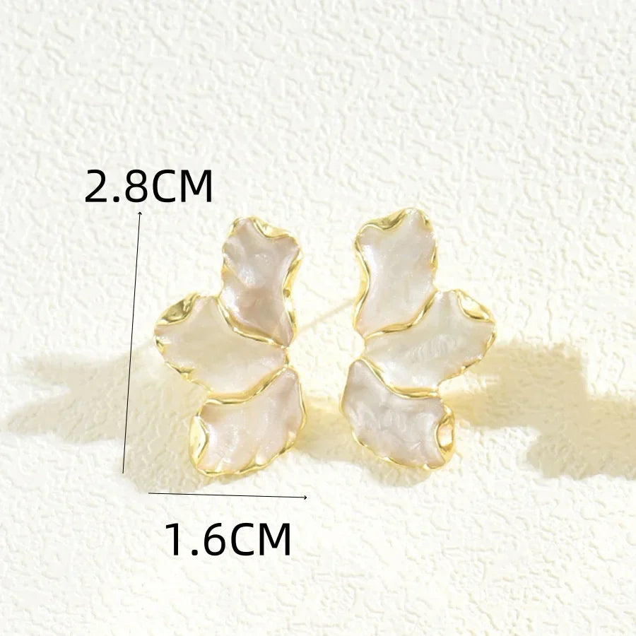 Brincos de Pressão Elegantes em Esmalte com Flor