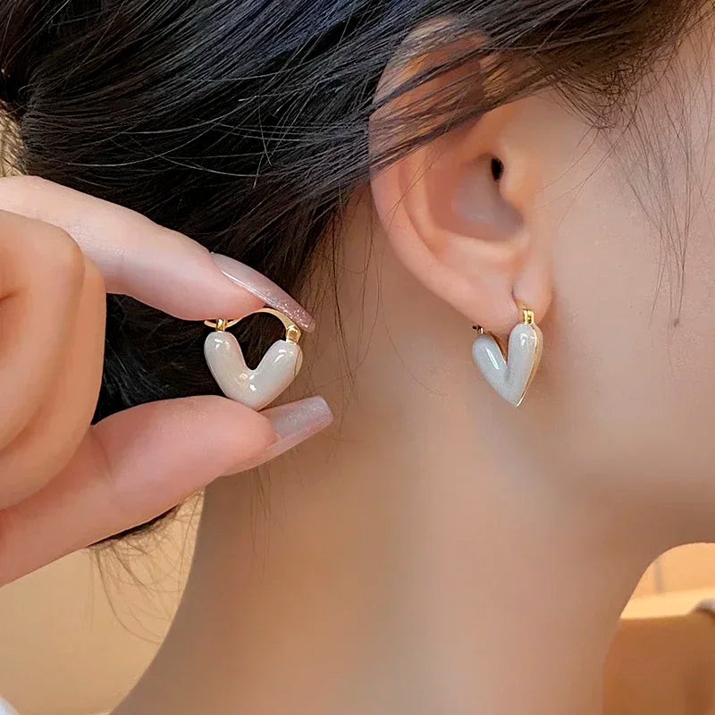 Brincos Românticos com Coração de Esmalte Vermelho
