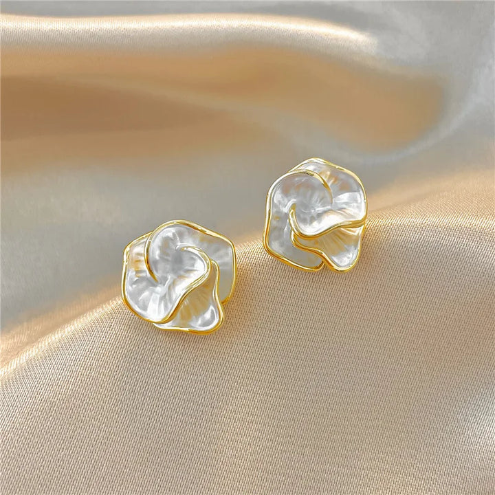 Brincos de Pressão Elegantes com Flor de Esmalte Branco em Camadas