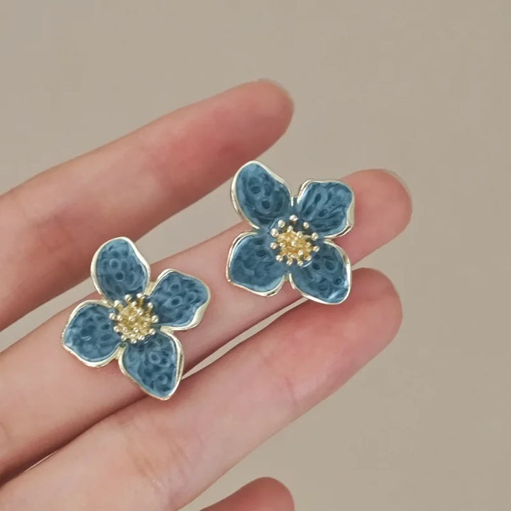 Brincos de Pressão Elegantes com Pétalas em Esmalte Verde-Claro