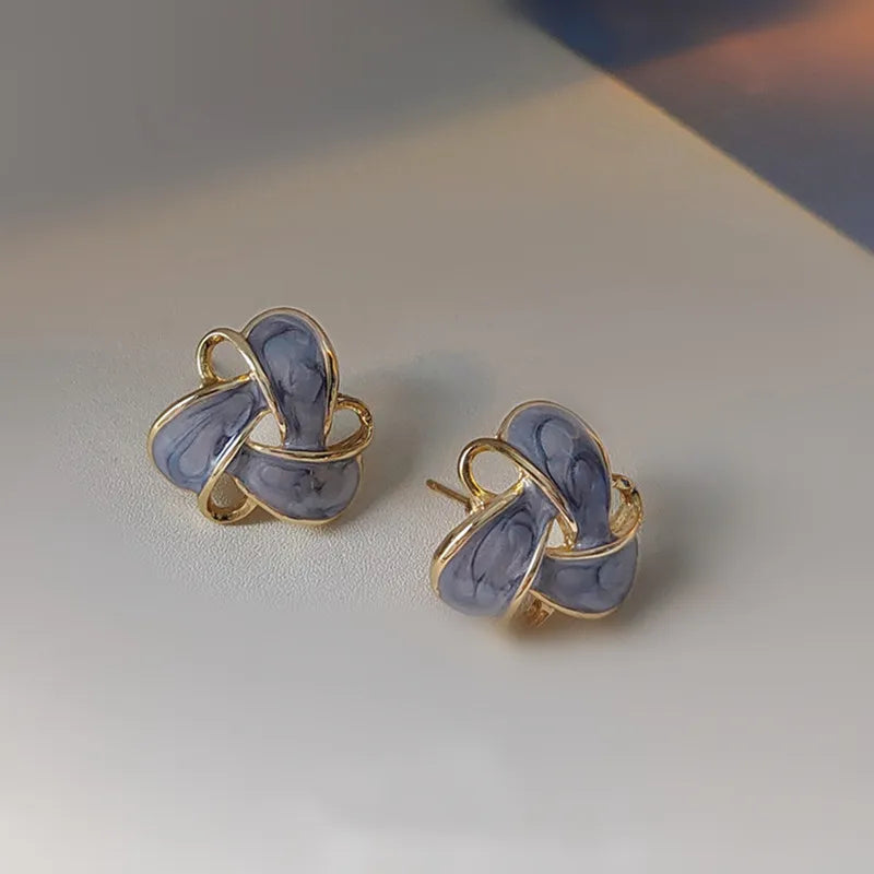 Brincos de Pressão Vintage com Flor Vazada em Esmalte Roxo