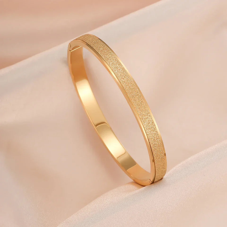 Braceletes Rígidas Douradas Elegantes e Minimalistas