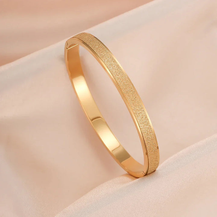 Braceletes Rígidas Douradas Elegantes e Minimalistas