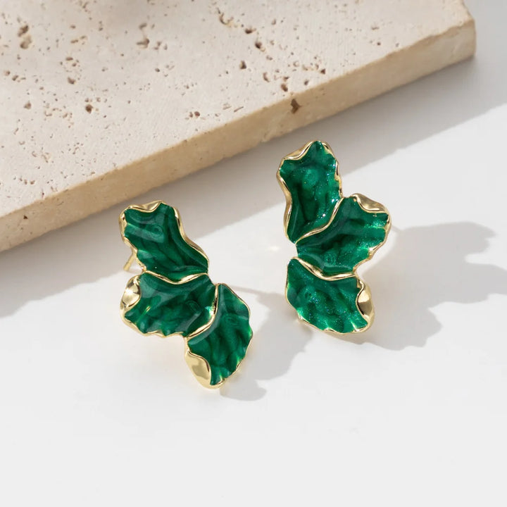 Brincos de Pressão Elegantes em Esmalte com Flor