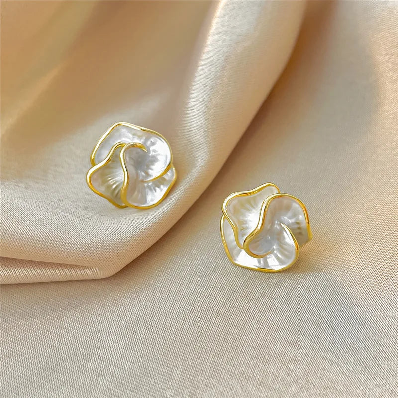 Brincos de Pressão Elegantes com Flor de Esmalte Branco em Camadas