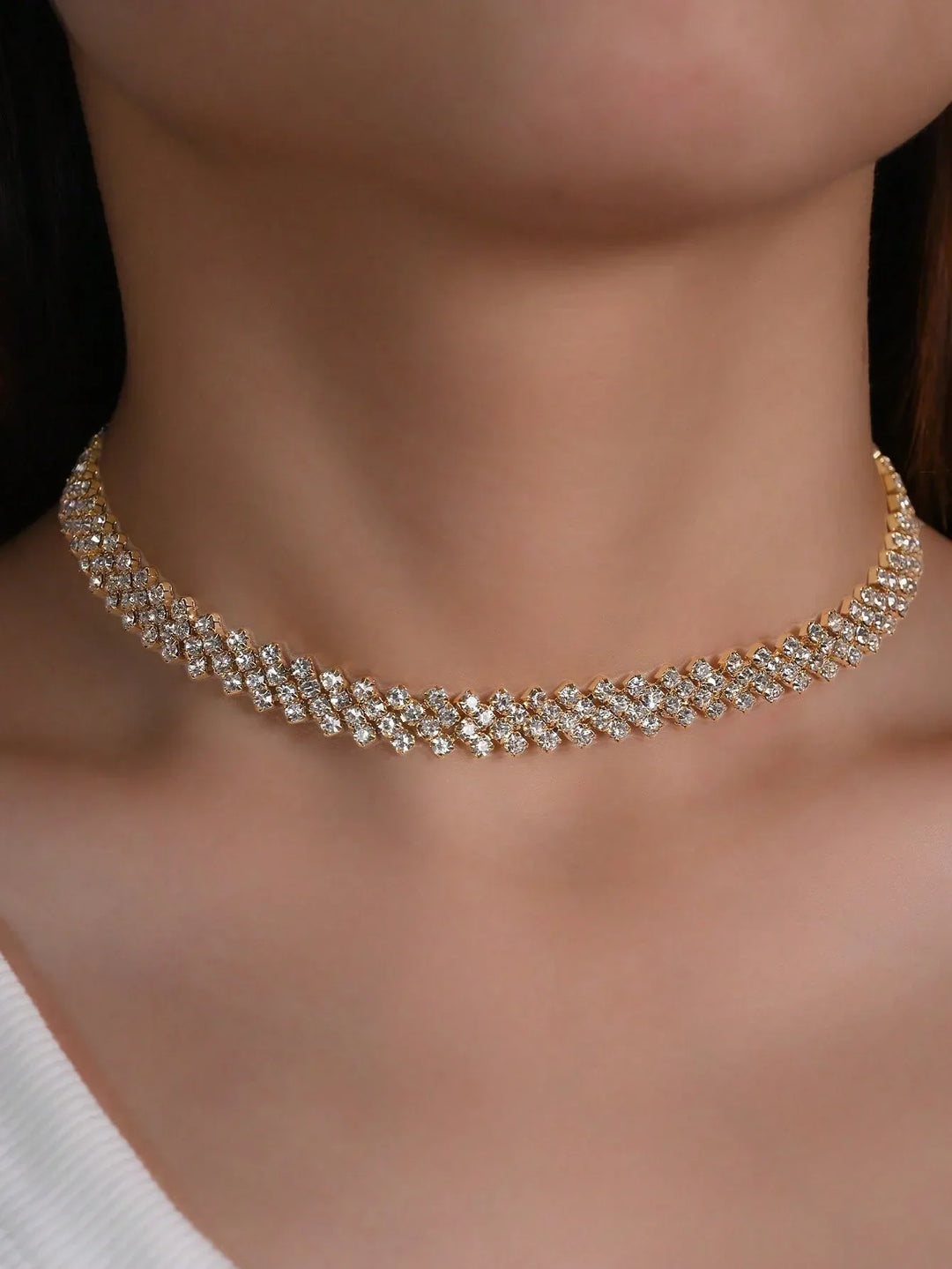 Colar Elegante com Pedrinhas em Forma de Gola