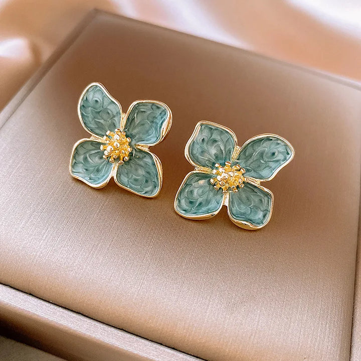 Brincos de Pressão Elegantes com Pétalas em Esmalte Verde-Claro