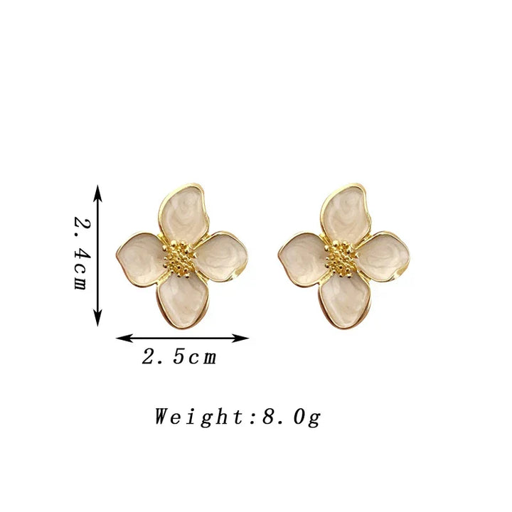 Brincos Elegantes com Flor de Esmalte Branco