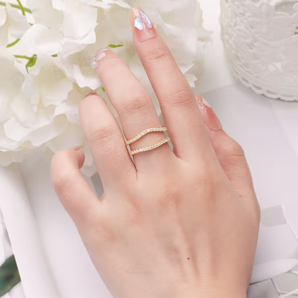 Anel Dourado Radiante e Elegante de Duas Camadas