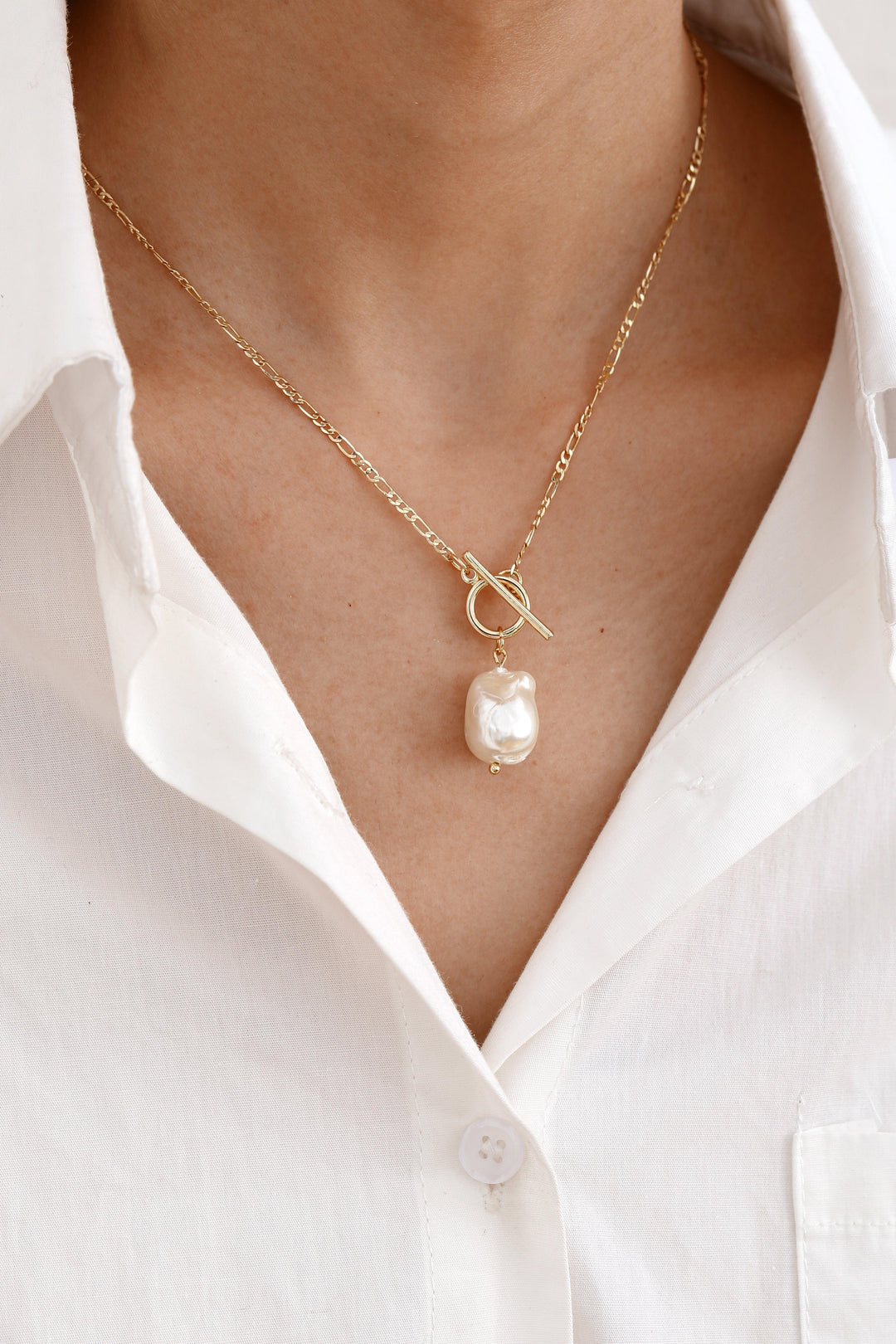 Colar Dourado Elegante com Pérolas