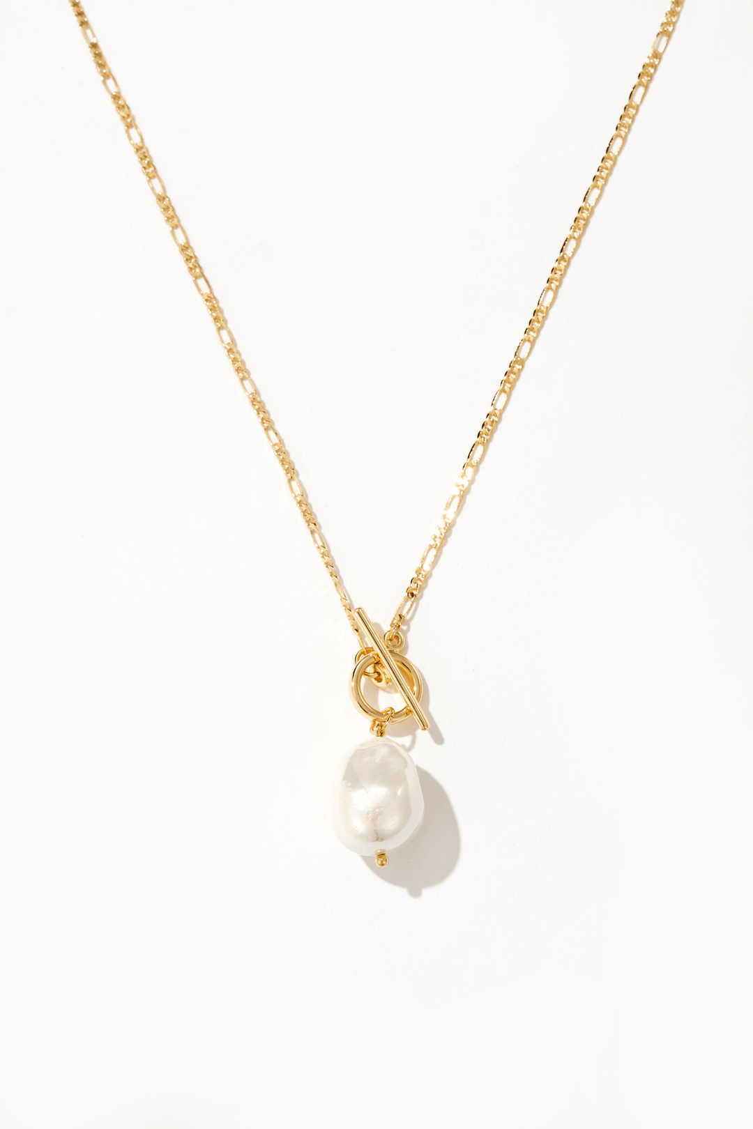 Colar Dourado Elegante com Pérolas