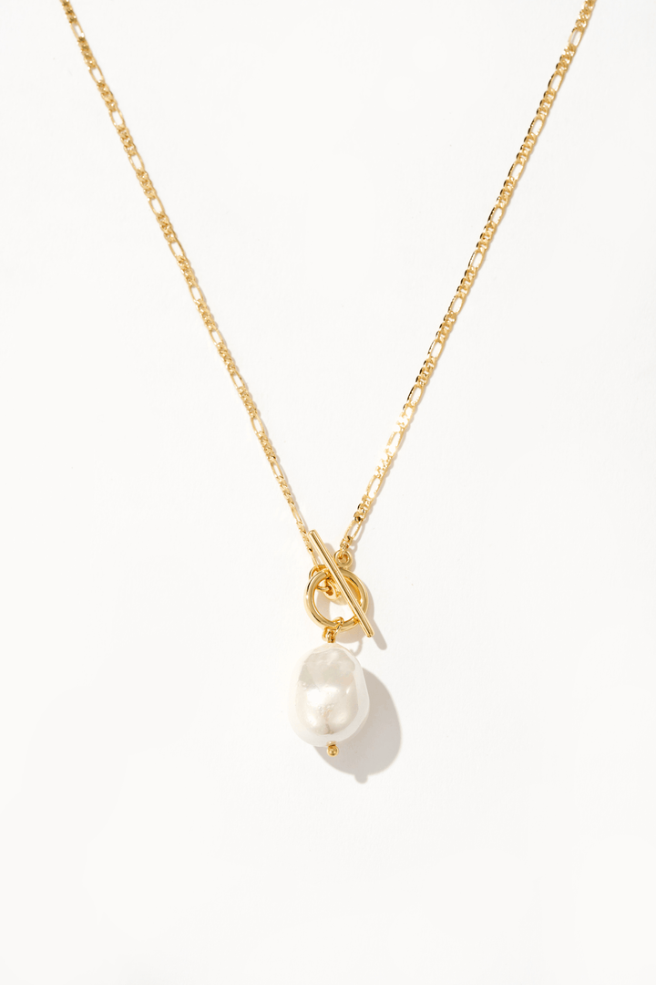 Colar Dourado Elegante com Pérolas