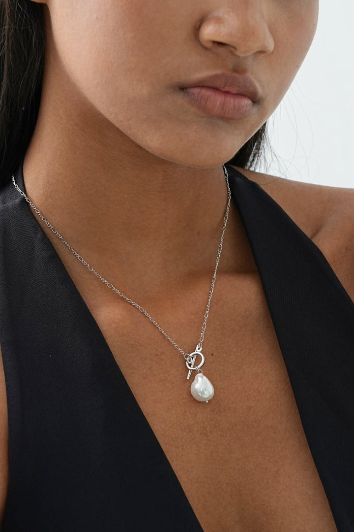 Colar Dourado Elegante com Pérolas