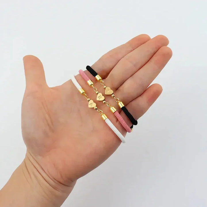 Pulseiras Ajustáveis com Coração e Inicial