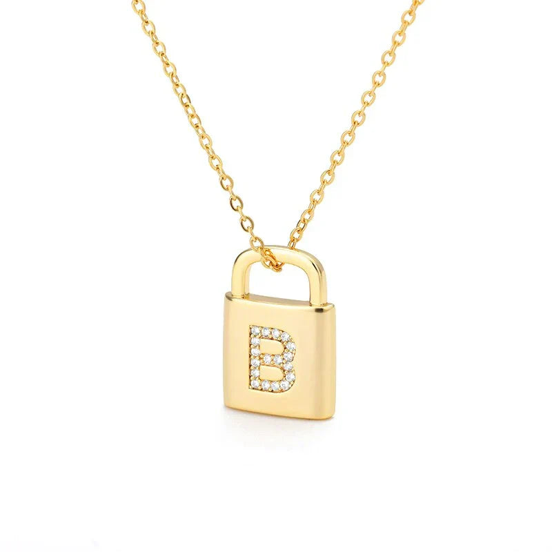 Colar Dourado com Pendente de Cadeado e Inicial