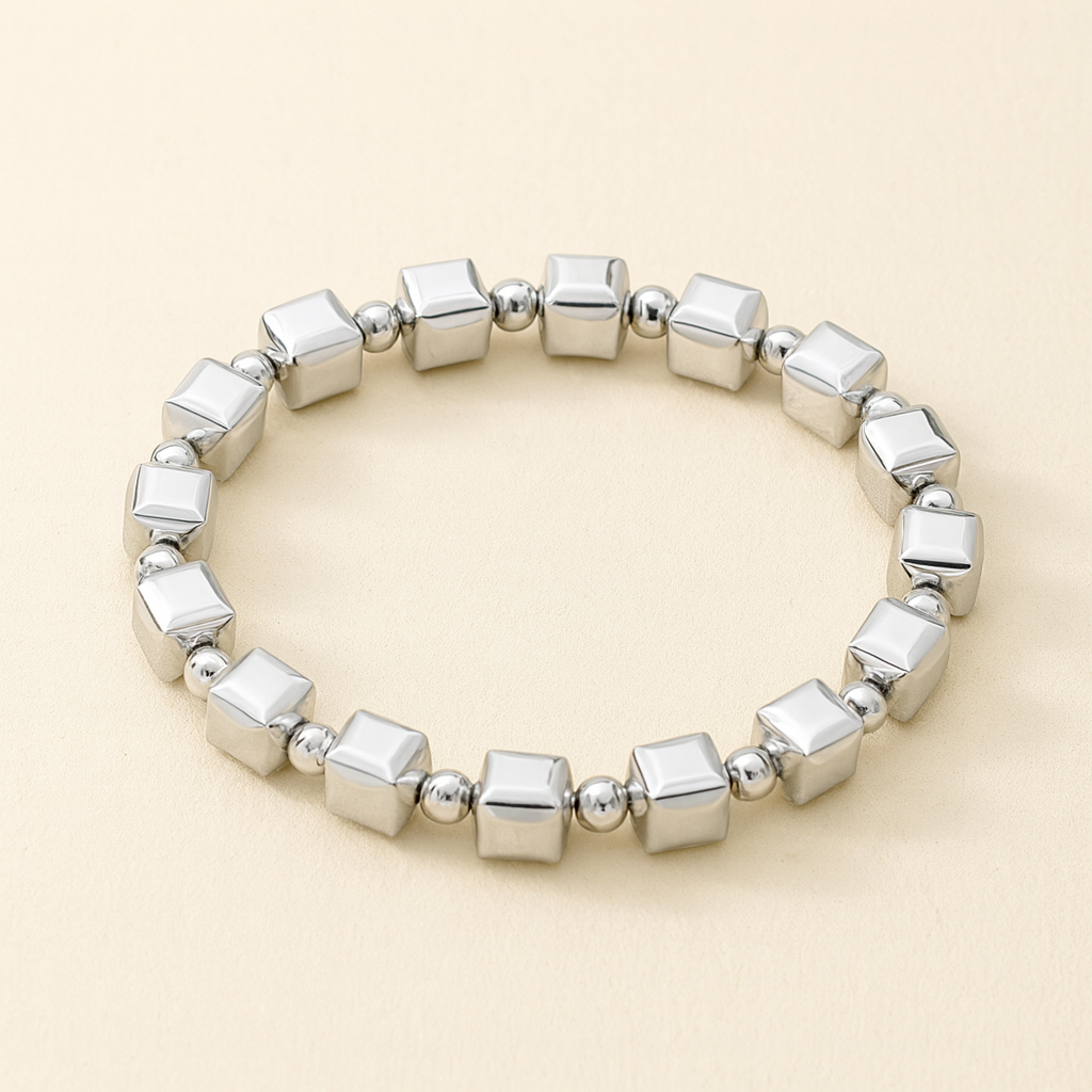Pulseira Prateada Intemporal com Contas Cúbicas
