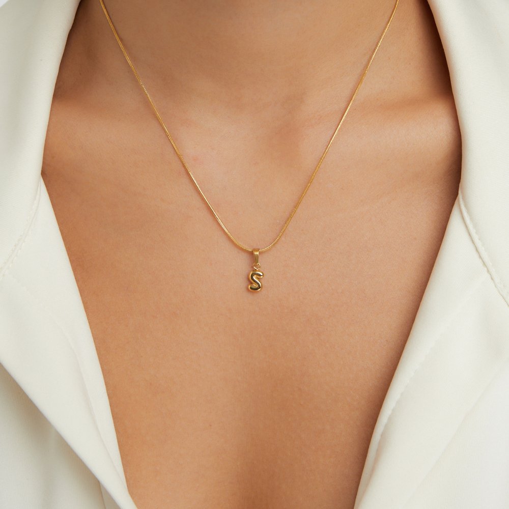 Colar Elegante com Letra Bubble