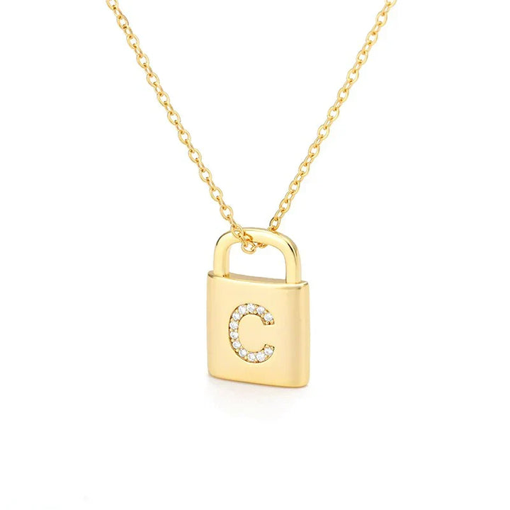 Colar Dourado com Pendente de Cadeado e Inicial
