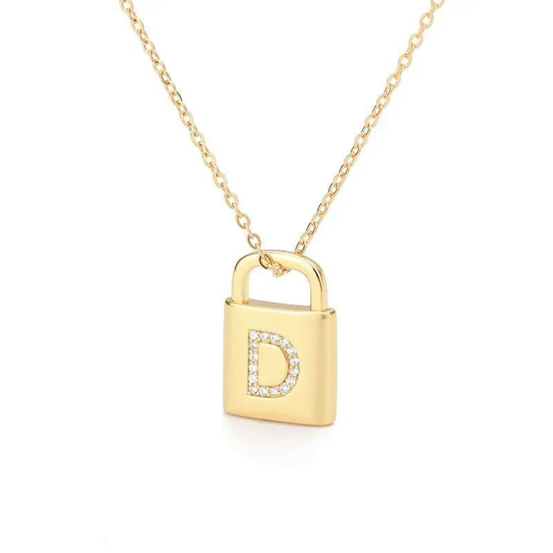 Colar Dourado com Pendente de Cadeado e Inicial
