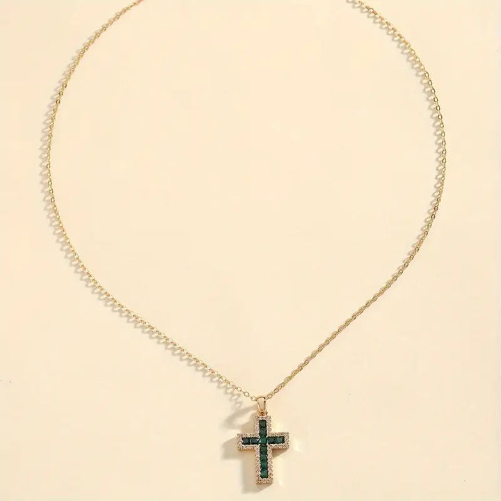 Colar Dourado Solene com Pendente de Cruz de Esmeralda