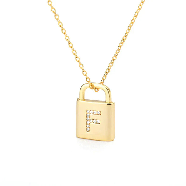 Colar Dourado com Pendente de Cadeado e Inicial