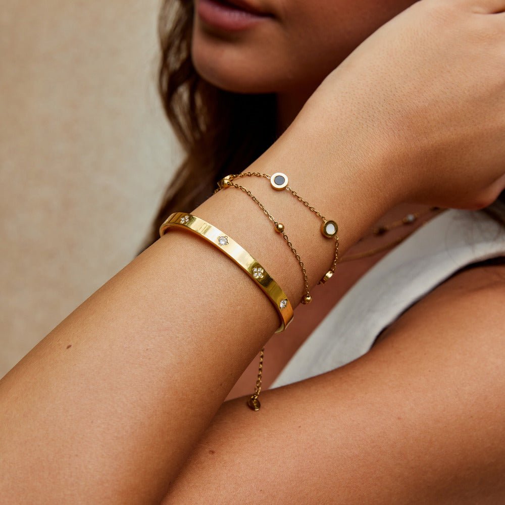 Bracelete Rígida Dourada com Trevo de Quatro Folhas