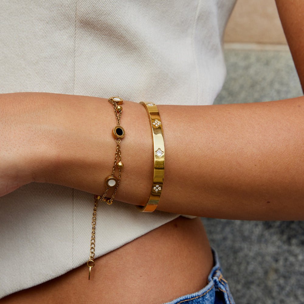 Bracelete Rígida Dourada com Trevo de Quatro Folhas