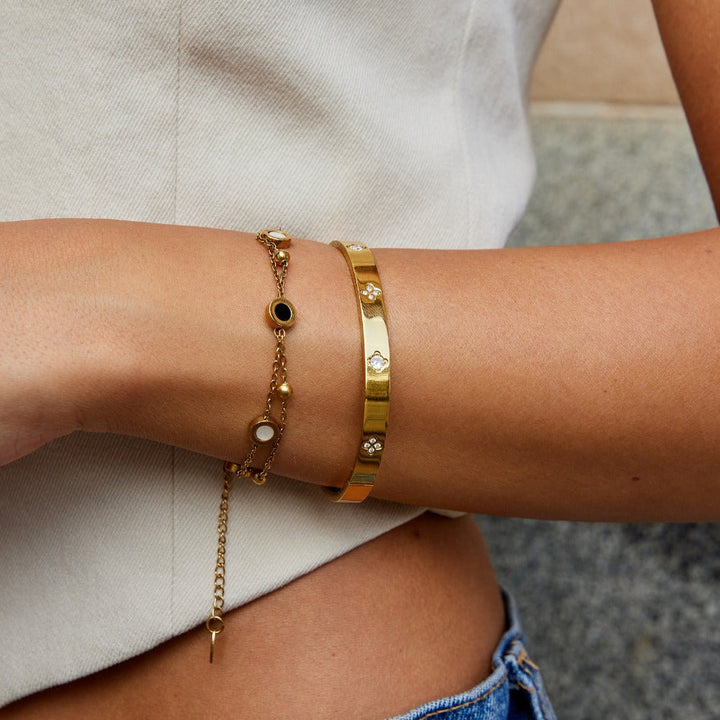 Bracelete Rígida Dourada com Trevo de Quatro Folhas