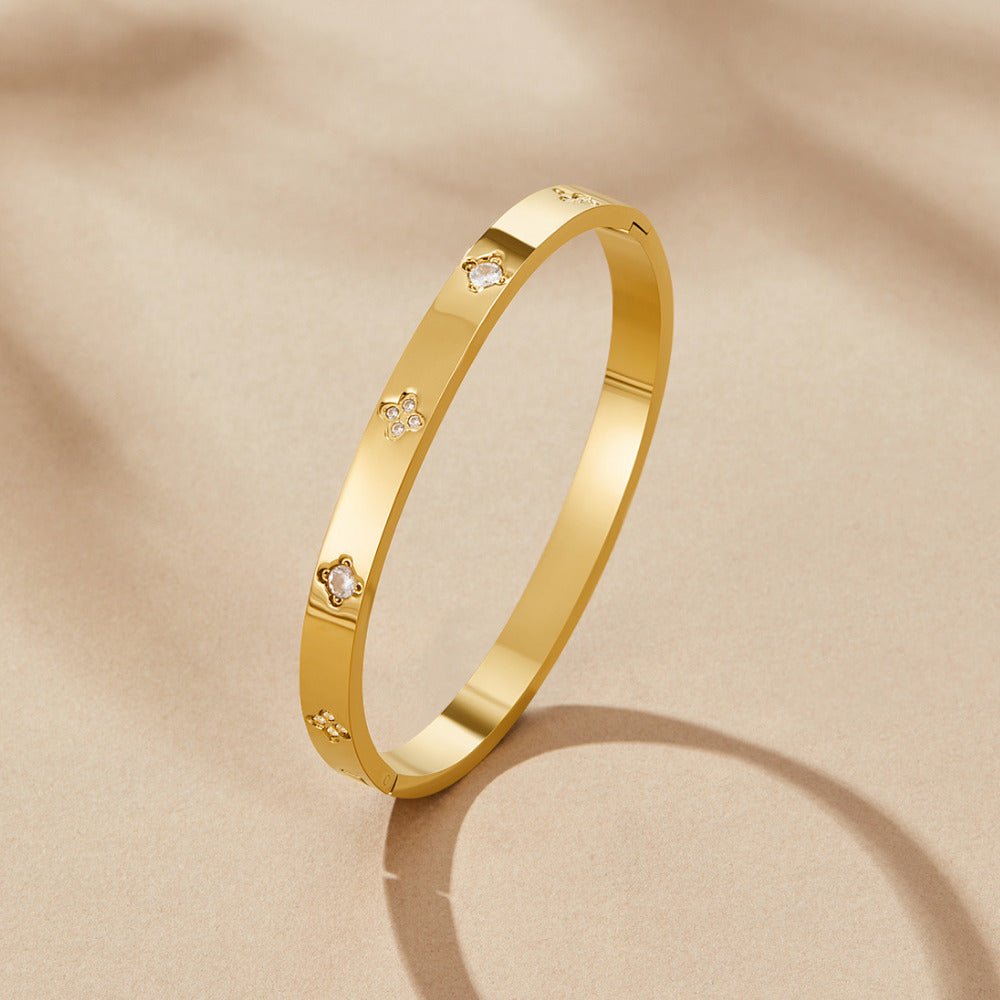Bracelete Rígida Dourada com Trevo de Quatro Folhas