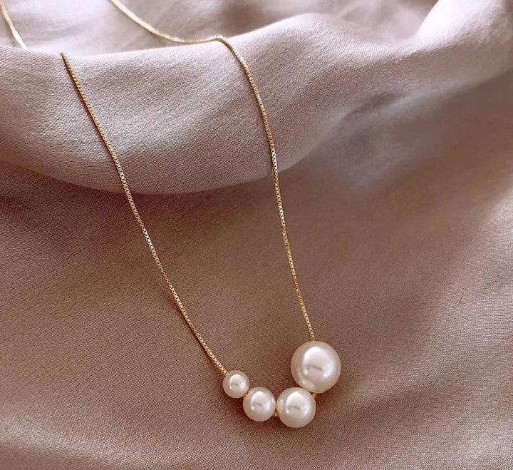 Colar Dourado Elegante com Pérolas de Água Doce