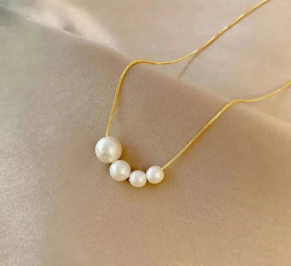 Colar Dourado Elegante com Pérolas de Água Doce
