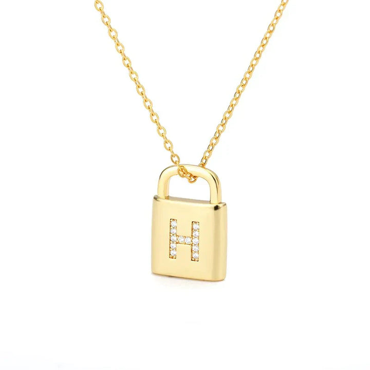 Colar Dourado com Pendente de Cadeado e Inicial