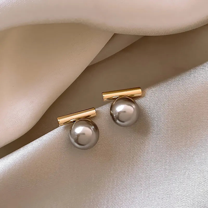 Brincos Elegantes com Pérola Escura em Dourado